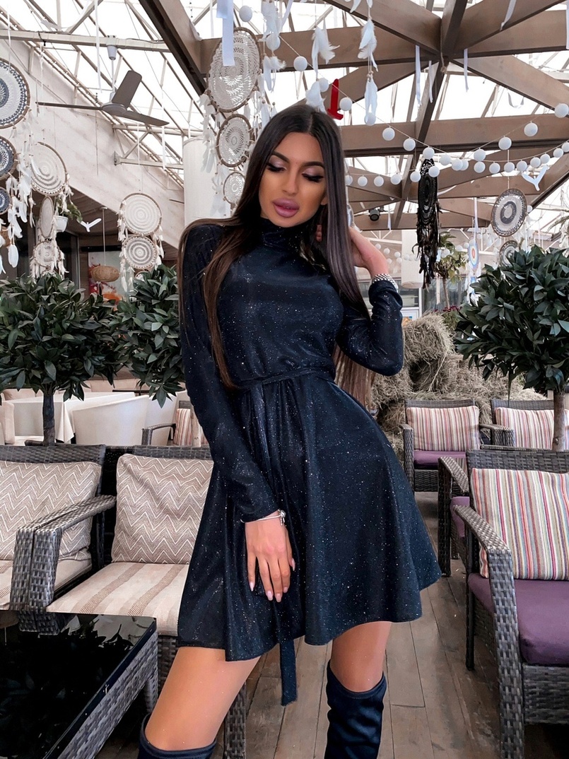 Блестящее платье с расклешенной юбкой и высоким воротом Блестящее платье с расклешенной юбкой и высоким воротом | PUSHKA SHOP