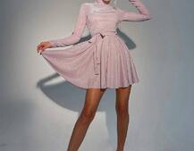 Блестящее платье с расклешенной юбкой и высоким воротом Блестящее платье с расклешенной юбкой и высоким воротом | PUSHKA SHOP