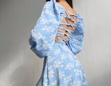 Цветочное платье-миди со шнуровкой на спинке и разрезом на ножке  Цветочное платье-миди со шнуровкой на спинке и разрезом на ножке  | PUSHKA SHOP