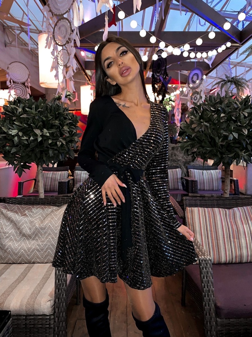 Комбинированное блестящее платье с запахом на груди Комбинированное блестящее платье с запахом на груди | PUSHKA SHOP