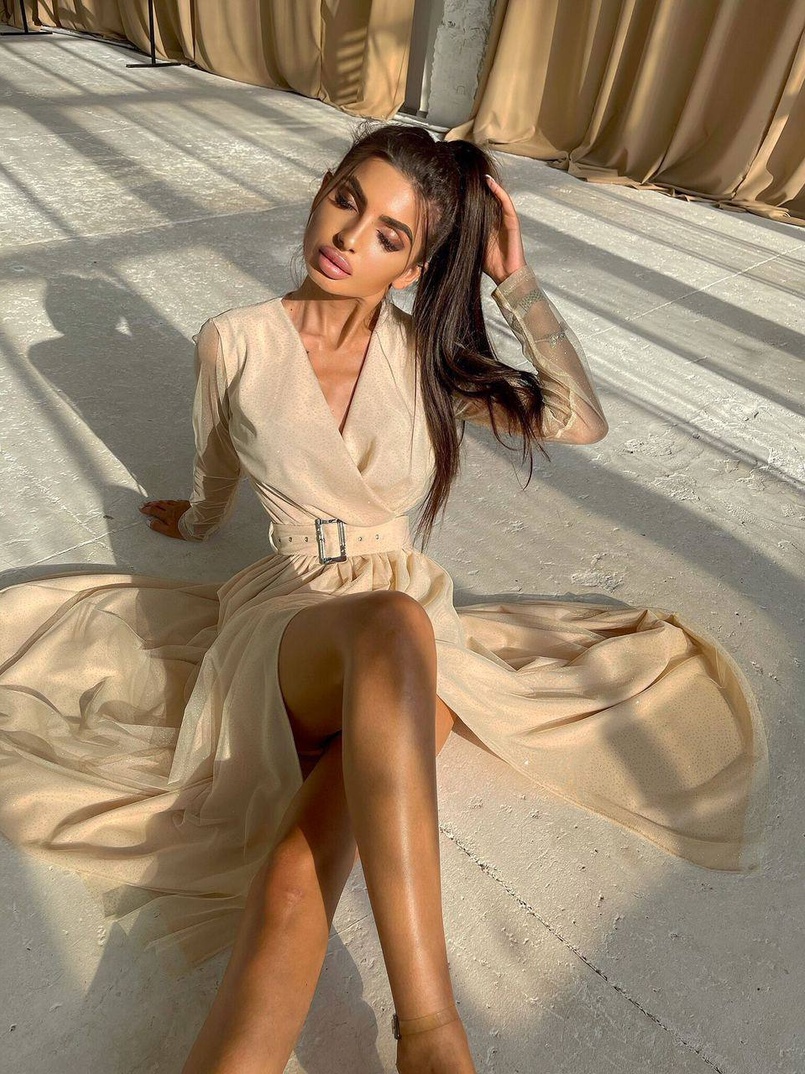 Блискуча сукня-міді із запахом на грудях і розрізом на спідниці з широким поясом Блискуча сукня-міді із запахом на грудях і розрізом на спідниці з широким поясом | PUSHKA SHOP