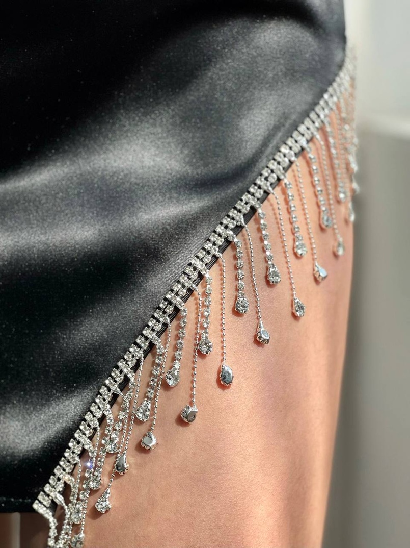 Платье мини, декорированное бахромой из страз Платье мини, декорированное бахромой из страз | PUSHKA SHOP