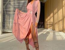 Блискуча сукня-міді із запахом на грудях і розрізом на спідниці з широким поясом Блискуча сукня-міді із запахом на грудях і розрізом на спідниці з широким поясом | PUSHKA SHOP