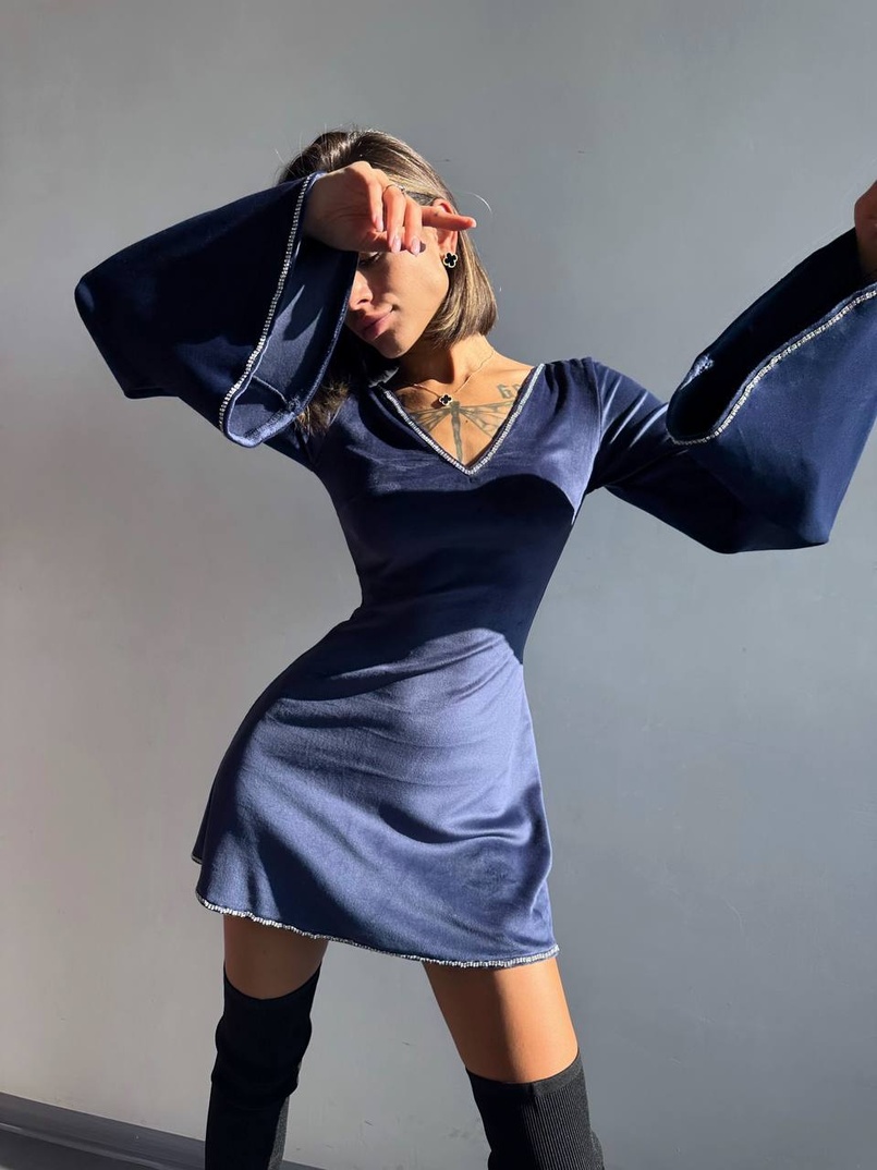 Оксамитова сукня,  декорована стразами з розкльошоними рукавами  | PUSHKA SHOP