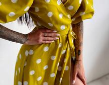 Платье миди в горох с запахом и объемными рукавами Платье миди в горох с запахом и объемными рукавами | PUSHKA SHOP