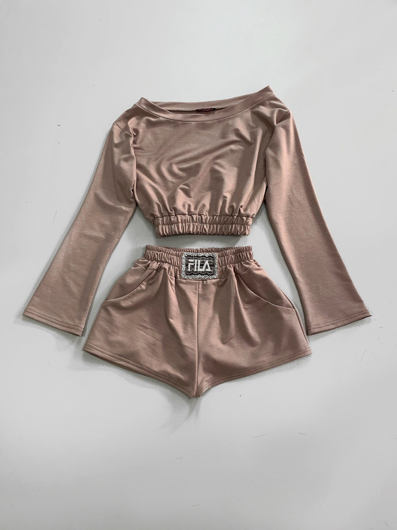 Костюм с расклешенными рукавами и шортами с нашивкой Костюм с расклешенными рукавами и шортами с нашивкой | PUSHKA SHOP