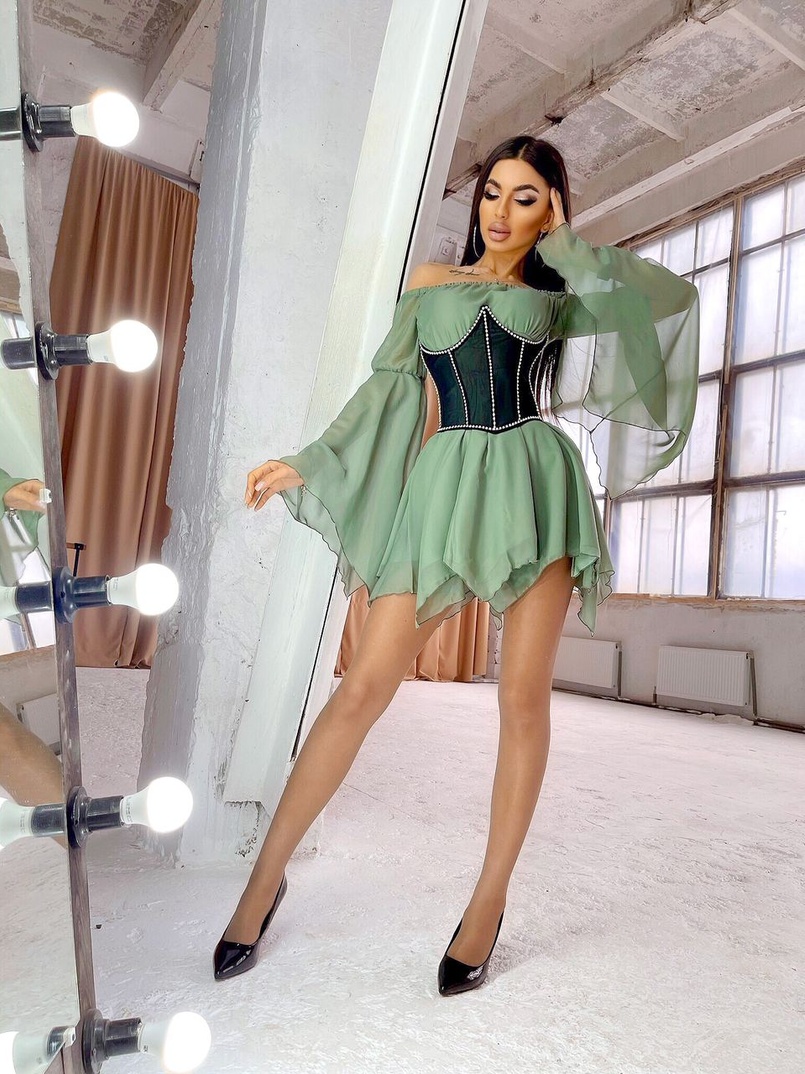 Шифоновое платье ассиметричного кроя с расклешенными рукавами + корсет декорированный стразами Шифоновое платье ассиметричного кроя с расклешенными рукавами + корсет декорированный стразами | PUSHKA SHOP