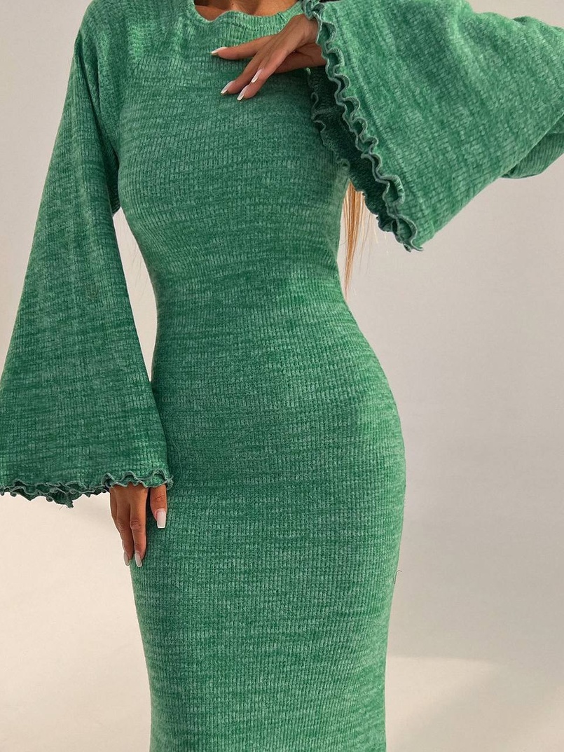 Трикотажна сукня максі з розкльошеними рукавами та відкритою спиною Трикотажна сукня максі з розкльошеними рукавами та відкритою спиною | PUSHKA SHOP