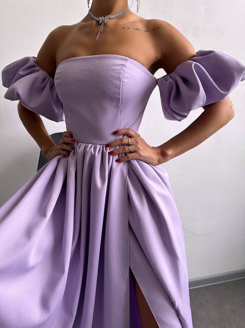 Сукня максі з розрізом на спідниці та об’ємними рукавами Сукня максі з розрізом на спідниці та об’ємними рукавами | PUSHKA SHOP