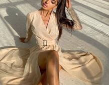 Блискуча сукня-міді із запахом на грудях і розрізом на спідниці з широким поясом Блискуча сукня-міді із запахом на грудях і розрізом на спідниці з широким поясом | PUSHKA SHOP