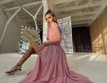 Блискуча сукня-міді із запахом на грудях і розрізом на спідниці з широким поясом Блискуча сукня-міді із запахом на грудях і розрізом на спідниці з широким поясом | PUSHKA SHOP