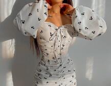 Платье со сборкой в цветочный принт Платье со сборкой в цветочный принт | PUSHKA SHOP