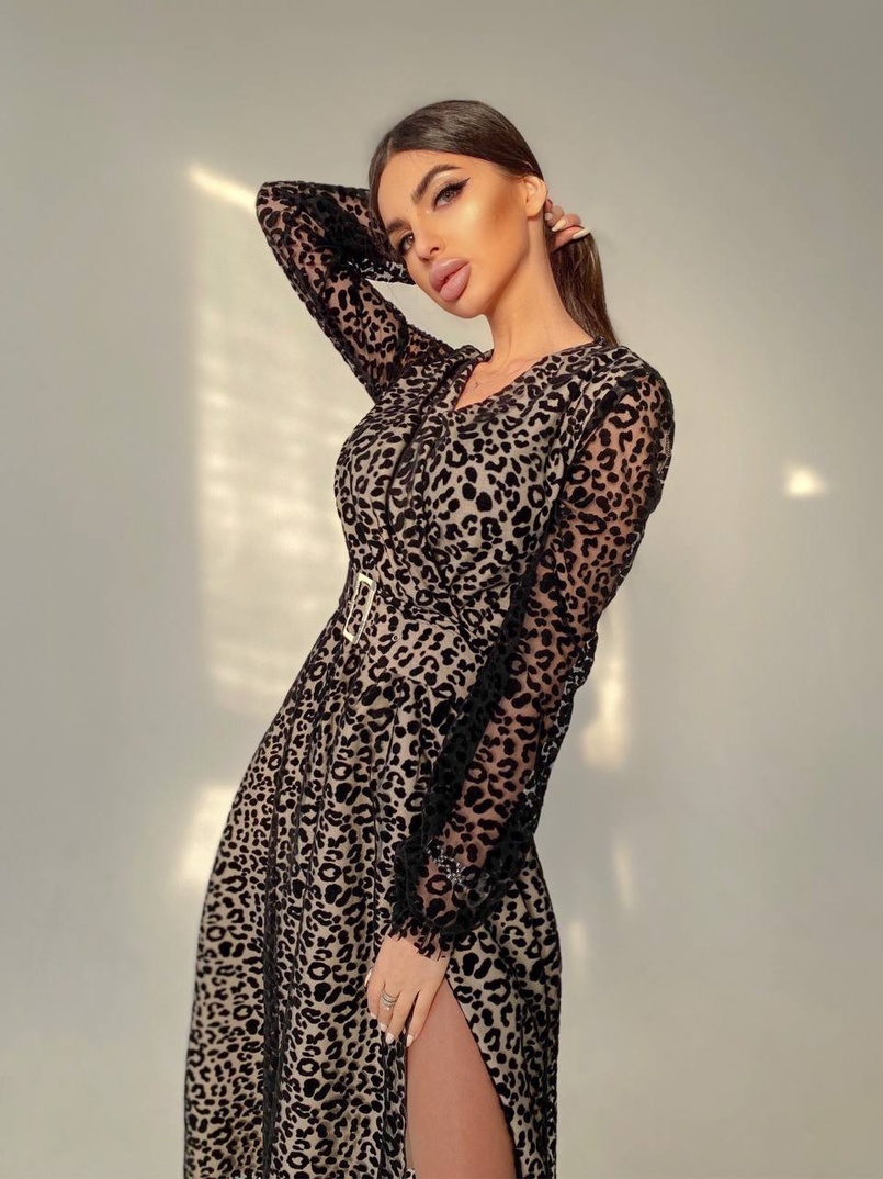 Платье миди с запахом на груди и разрезом на юбке Платье миди с запахом на груди и разрезом на юбке | PUSHKA SHOP