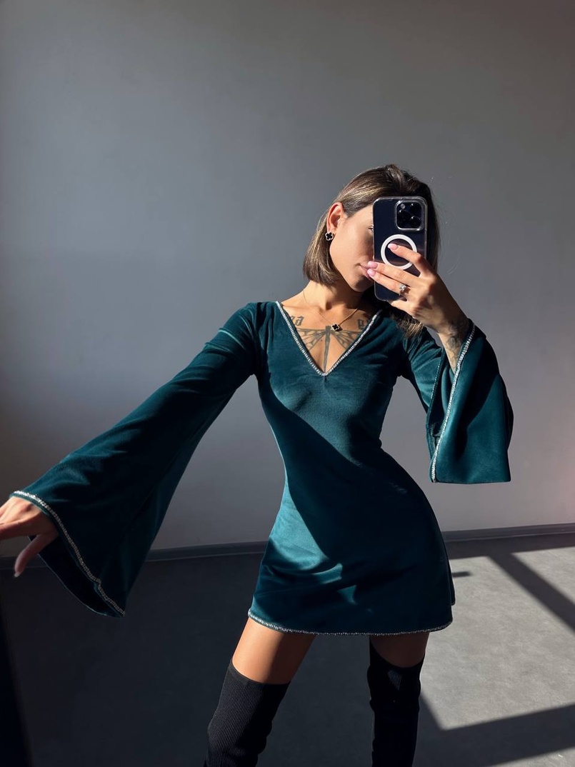 Оксамитова сукня, декорована стразами з розкльошоними рукавами Оксамитова сукня, декорована стразами з розкльошоними рукавами | PUSHKA SHOP