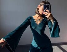 Оксамитова сукня, декорована стразами з розкльошоними рукавами Оксамитова сукня, декорована стразами з розкльошоними рукавами | PUSHKA SHOP