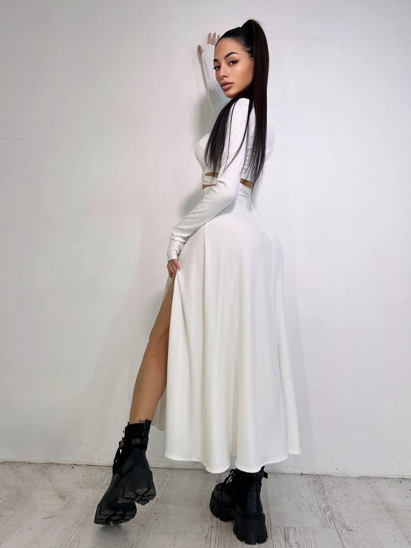 Трикотажный комплект: юбка миди с разрезом + топ с завязками на талии Трикотажный комплект: юбка миди с разрезом + топ с завязками на талии | PUSHKA SHOP