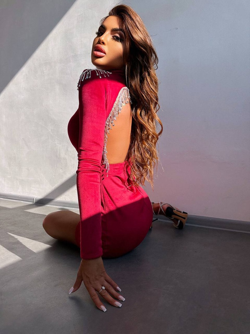 Оксамитова сукня з відкритою спинкою, декорована бахромою зі страз Оксамитова сукня з відкритою спинкою, декорована бахромою зі страз | PUSHKA SHOP