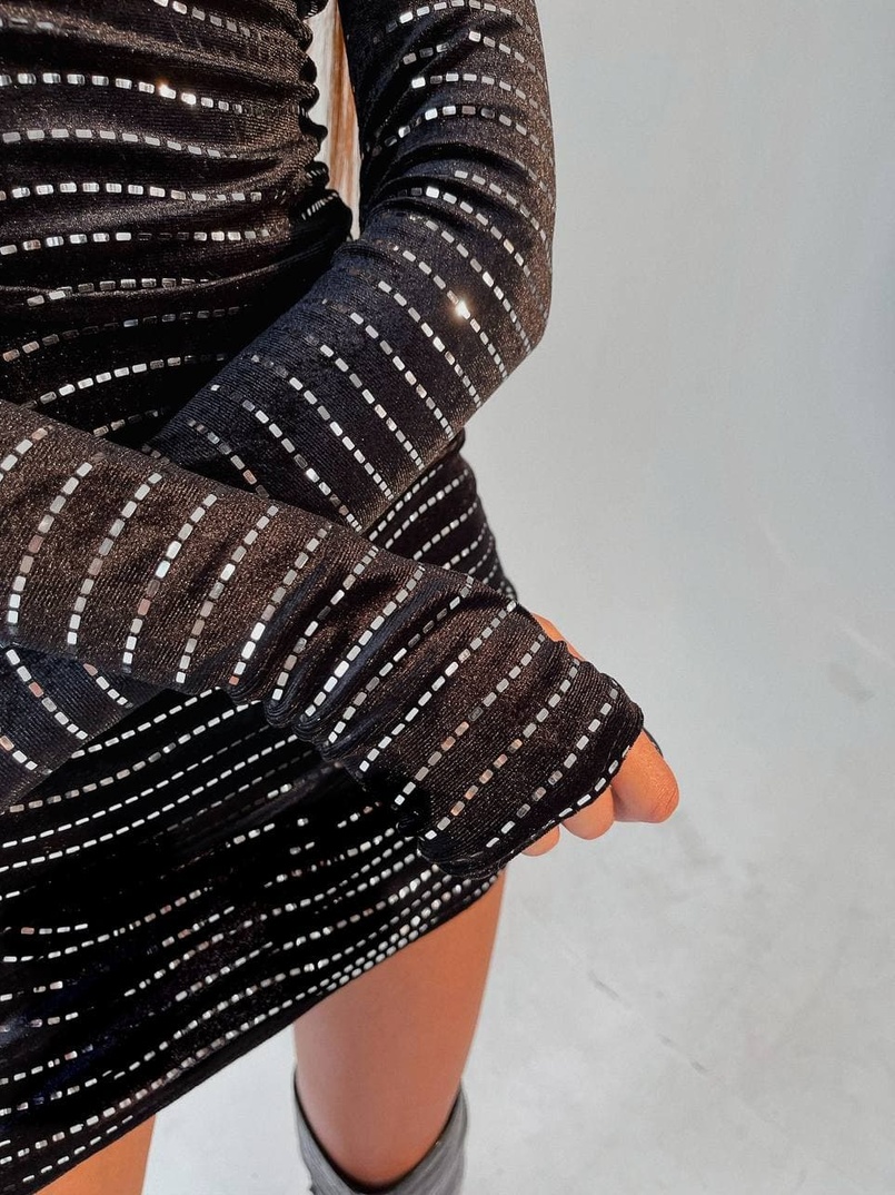 Оксамитова сукня-гольф по фігурі з голографічними блискітками Оксамитова сукня-гольф по фігурі з голографічними блискітками | PUSHKA SHOP