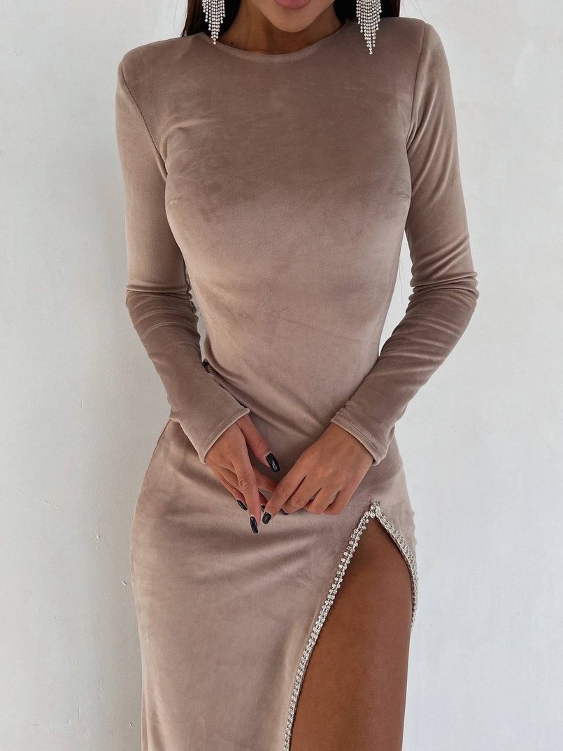 Оксамитова сукня з розрізом, декорована стразами. Прикраса пришита! | PUSHKA SHOP