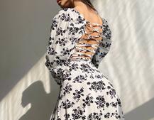 Цветочное платье-миди со шнуровкой на спинке и разрезом на ножке  Цветочное платье-миди со шнуровкой на спинке и разрезом на ножке  | PUSHKA SHOP