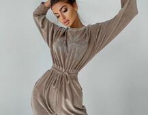 Плюшевый комбинезон, декорированный стразами Плюшевый комбинезон, декорированный стразами | PUSHKA SHOP