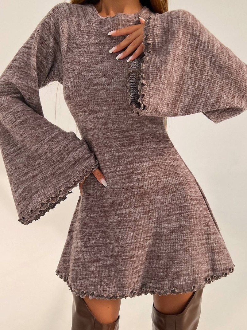 Трикотажна сукня міні з розкльошеними рукавами та відкритою спиною Трикотажна сукня міні з розкльошеними рукавами та відкритою спиною | PUSHKA SHOP