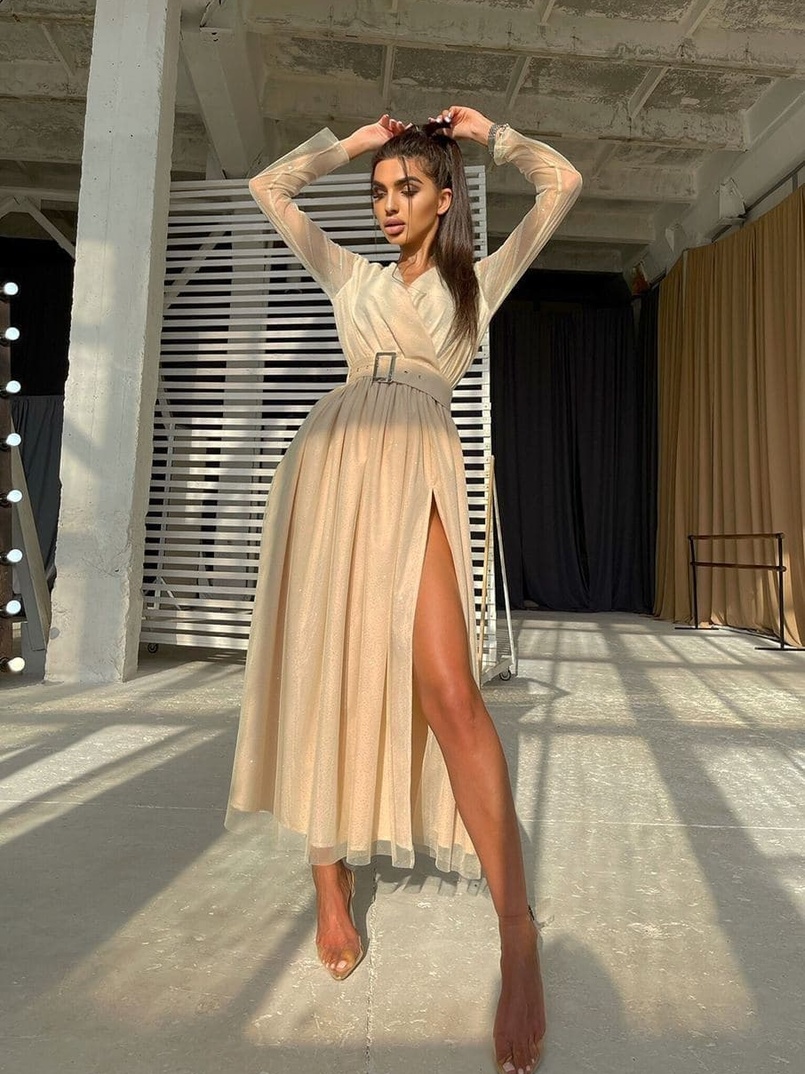 Блискуча сукня-міді із запахом на грудях і розрізом на спідниці з широким поясом | PUSHKA SHOP