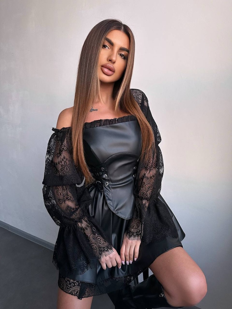 Корсетна сукня з еко-шкіри з мереживними рукавами | PUSHKA SHOP
