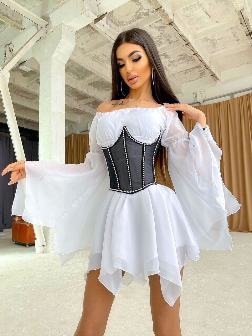 Шифоновое платье ассиметричного кроя с расклешенными рукавами и корсетом декорированный стразами Шифоновое платье ассиметричного кроя с расклешенными рукавами и корсетом декорированный стразами | PUSHKA SHOP