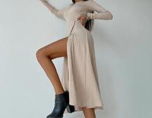 Трикотажное платье миди с разрезом Трикотажное платье миди с разрезом | PUSHKA SHOP