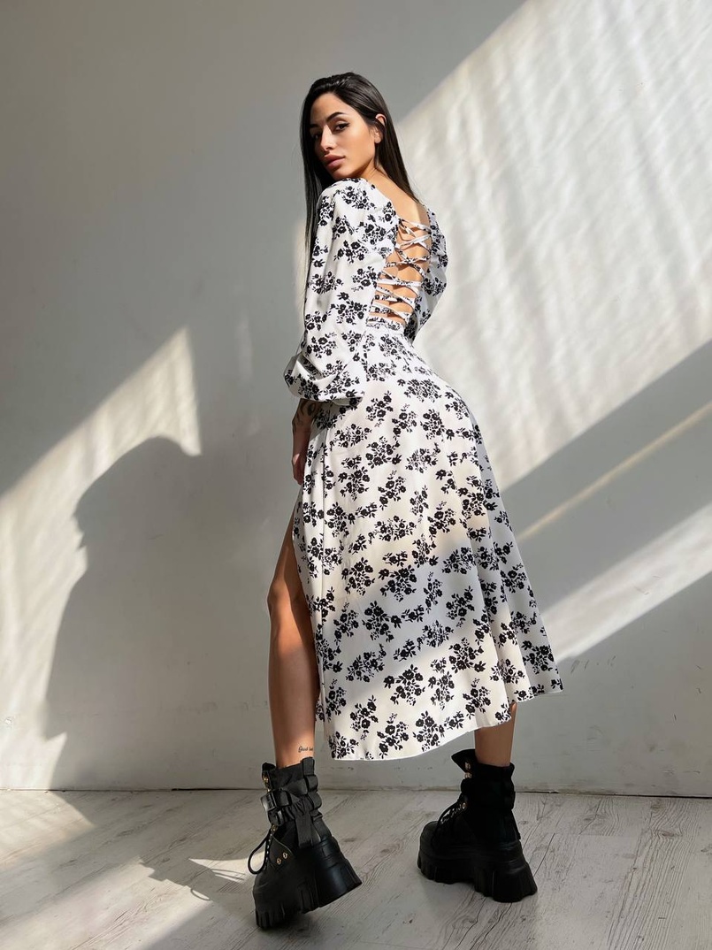 Цветочное платье-миди со шнуровкой на спинке и разрезом на ножке  Цветочное платье-миди со шнуровкой на спинке и разрезом на ножке  | PUSHKA SHOP