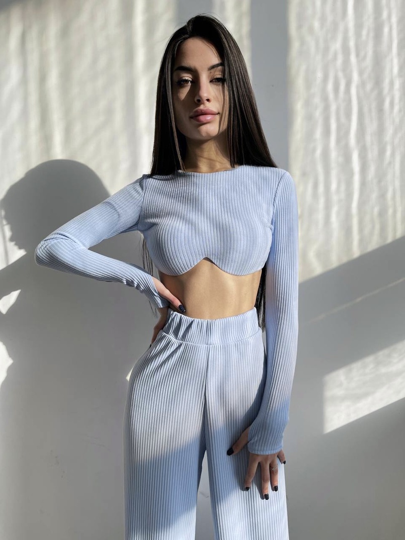 Комплект в весенних расцветках: топ с чашечками + штаны трубы Комплект в весенних расцветках: топ с чашечками + штаны трубы | PUSHKA SHOP