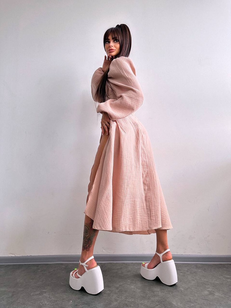 Муслінова сукня -міді з розрізом на ніжці Муслінова сукня -міді з розрізом на ніжці | PUSHKA SHOP