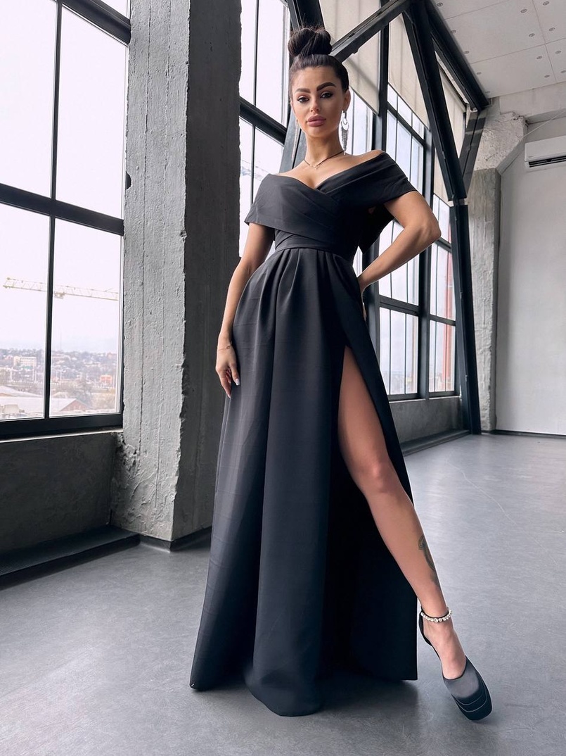 Сукня максі  з відкритими плечима та розрізом на спідниці Сукня максі  з відкритими плечима та розрізом на спідниці | PUSHKA SHOP