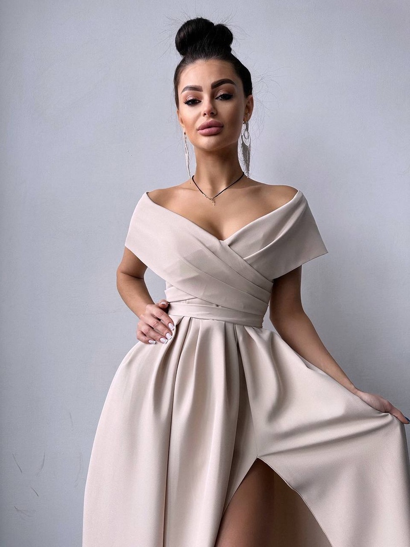 Сукня максі  з відкритими плечима та розрізом на спідниці Сукня максі  з відкритими плечима та розрізом на спідниці | PUSHKA SHOP