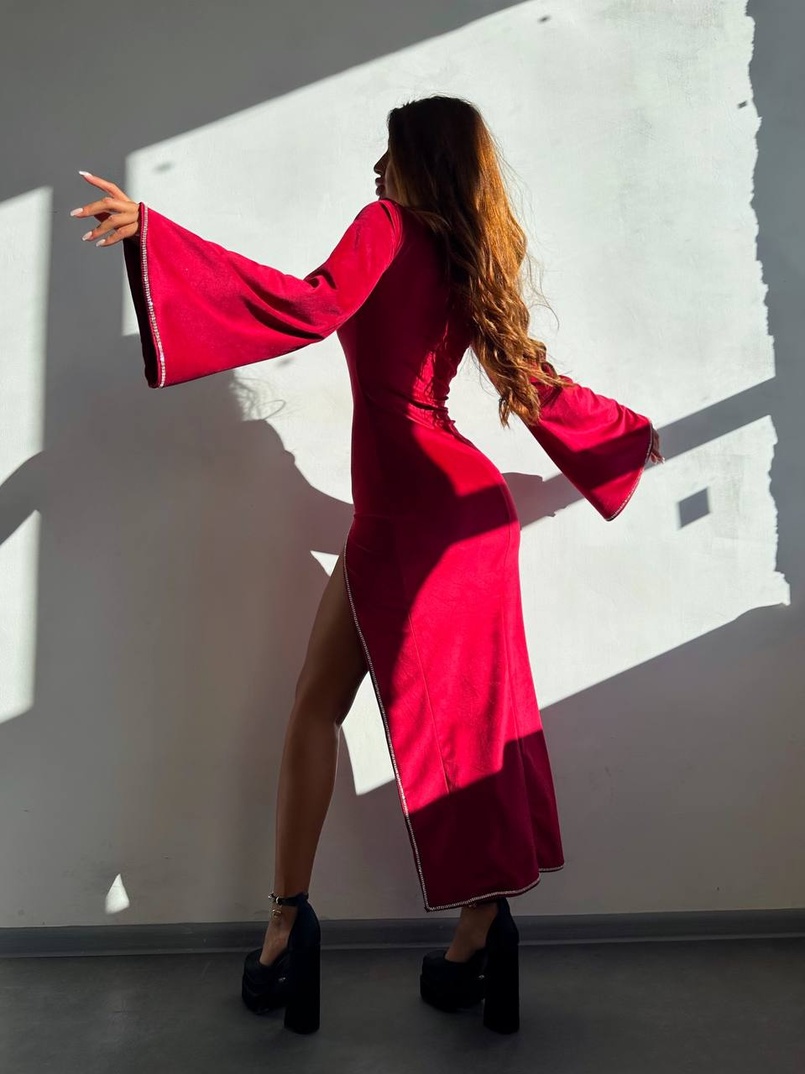 Оксамитова сукня міді з розкльошеними рукавами декорована стразами  | PUSHKA SHOP