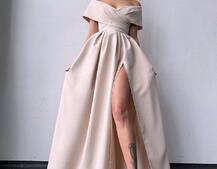 Сукня максі  з відкритими плечима та розрізом на спідниці Сукня максі  з відкритими плечима та розрізом на спідниці | PUSHKA SHOP