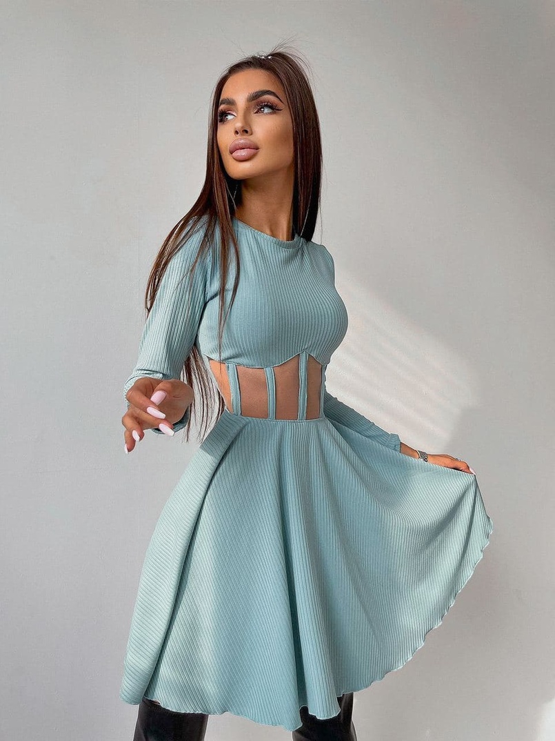 Приталенное платье с корсетной вставкой и пышной юбкой-солцем Приталенное платье с корсетной вставкой и пышной юбкой-солцем | PUSHKA SHOP