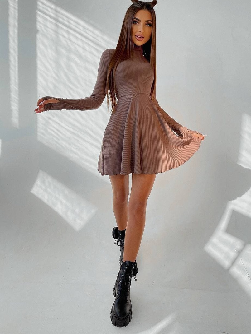 Приталенное трикотажное платье с высоким горлом | PUSHKA SHOP