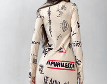 Платье с креативным принтом и металлическими застежками  | PUSHKA SHOP