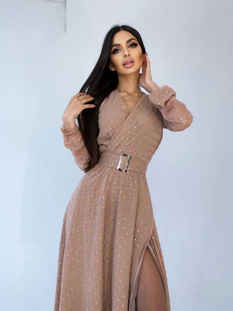 Платье миди с запахом на груди и разрезом на юбке Платье миди с запахом на груди и разрезом на юбке | PUSHKA SHOP