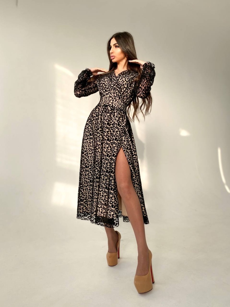 Платье миди с запахом на груди и разрезом на юбке Платье миди с запахом на груди и разрезом на юбке | PUSHKA SHOP