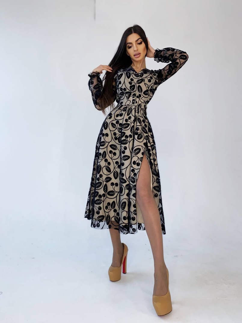 Платье миди с запахом на груди и разрезом на юбке Платье миди с запахом на груди и разрезом на юбке | PUSHKA SHOP