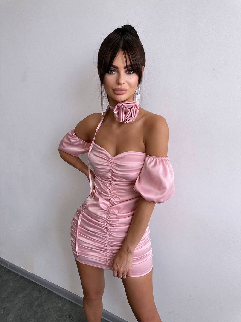 Сукня - міні з драпіруванням та трояндою-чокером Сукня - міні з драпіруванням та трояндою-чокером | PUSHKA SHOP