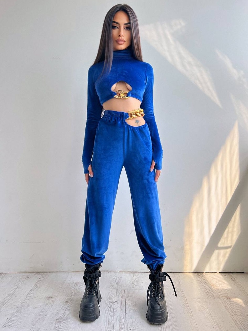 Велюровий костюм з ланцюжками: топ + джоггери Велюровий костюм з ланцюжками: топ + джоггери | PUSHKA SHOP