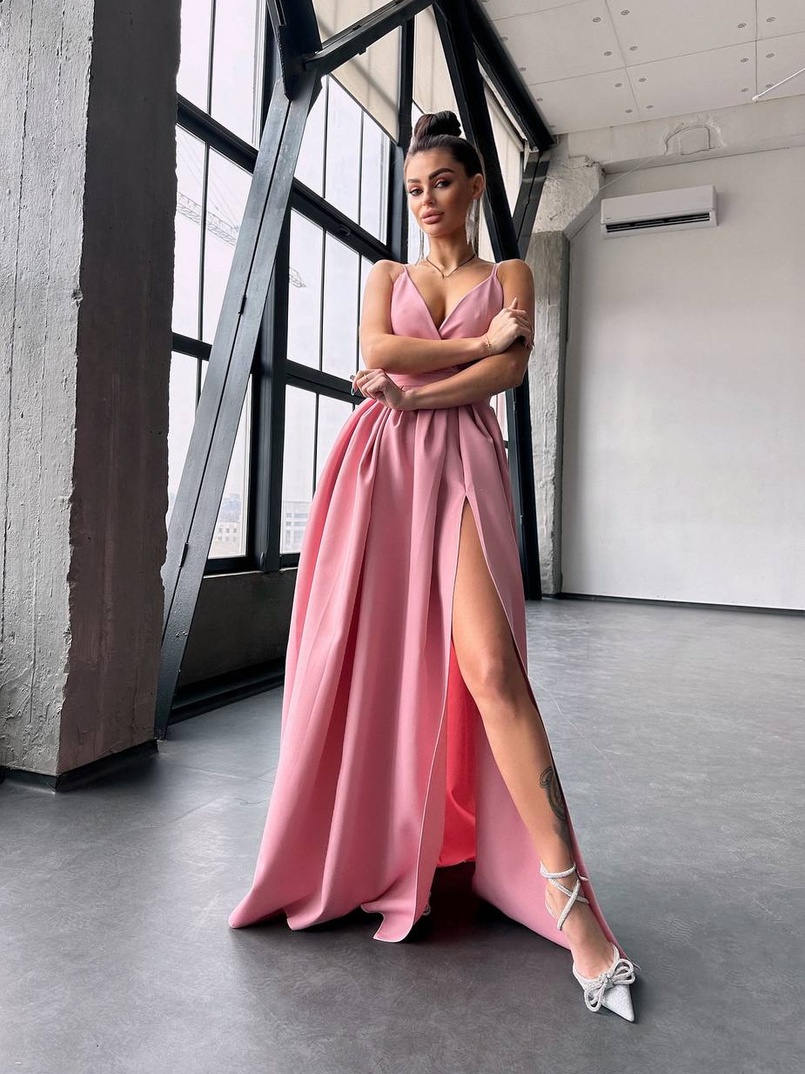 Сукня максі на тонких бретелях з розрізом на спідниці Сукня максі на тонких бретелях з розрізом на спідниці | PUSHKA SHOP