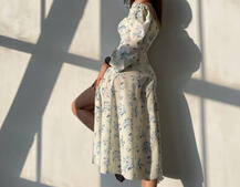 Квіткова сукня-міді з розрізом та об'ємними рукавами Квіткова сукня-міді з розрізом та об'ємними рукавами | PUSHKA SHOP