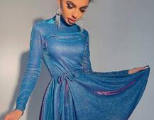 Блестящее платье с расклешенной юбкой и высоким воротом Блестящее платье с расклешенной юбкой и высоким воротом | PUSHKA SHOP