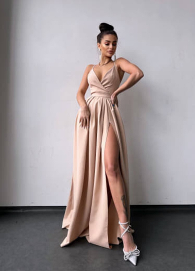 Сукня максі на тонких бретелях з розрізом на спідниці Сукня максі на тонких бретелях з розрізом на спідниці | PUSHKA SHOP