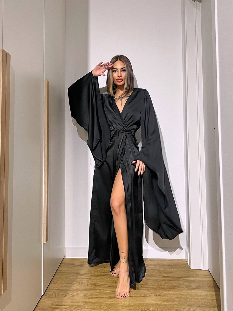 Шовковий халатик із розкльошеними рукавами Шовковий халатик із розкльошеними рукавами | PUSHKA SHOP